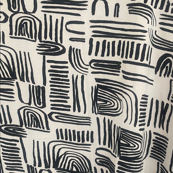 🇨🇦 THIS IS J Bamboo Top Abstract Patterned Black and White • Size Large Canadian - Picture 8 of 12